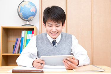 オンライン授業を受ける生徒